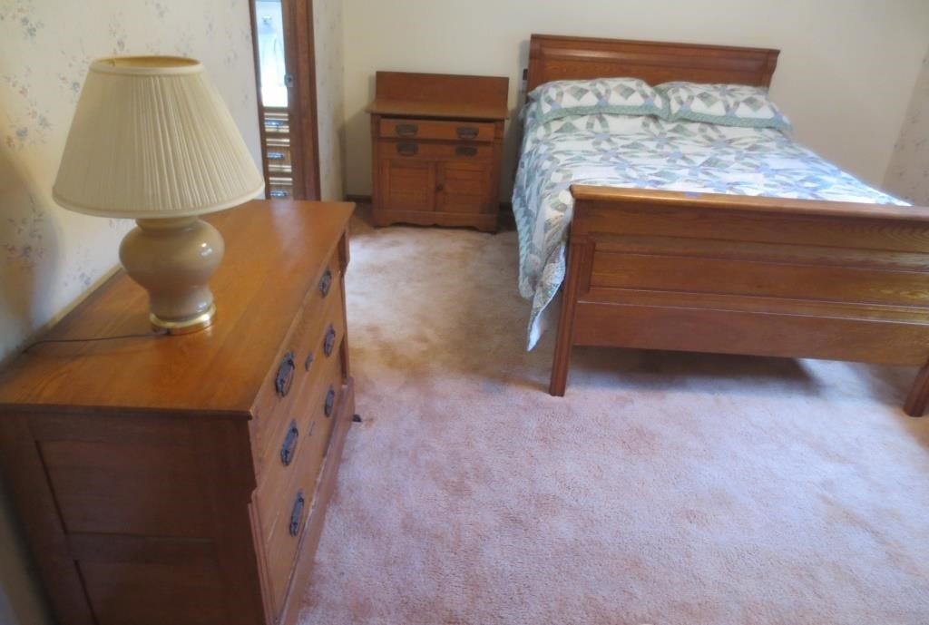 Nice 3 piece bedroom set w/quilt and lamp