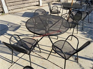 PATIO TABLE & 4 CHAIRS    -- ROUND