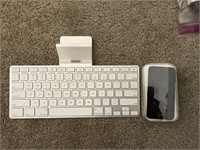 iPod Touch 8G with Keyboard