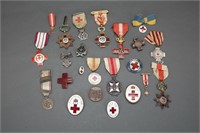 23 medals/pins: Red Cross, incl World Wars.