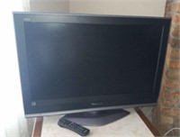 Panasonic 32-in flat screen with remote