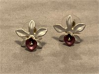 PAIR OF FLOWER EAR RINGS