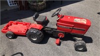International toy tractor & cart. Plastic