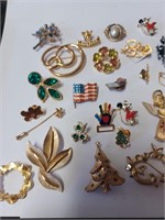 Lot of Various Goldtone Brooches to Includr
