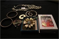 Assorted pieces of jewelry