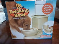 Novelty dog/cat drinking bowl