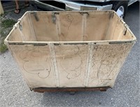 COMMERCIAL LAUNDRY BIN WITH WHEELS