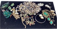 Tray of costume and vintage jewelry features