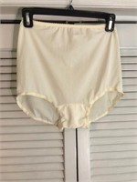 VINTAGE BALI PANTIES SIZE 9