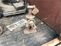 Antique screw type auto jack w/ extender cap