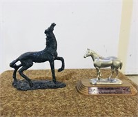 2 horse statues