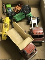 Tray lot Various vintage toy cars and trucks