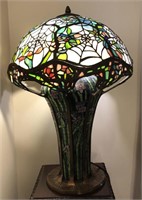 Stained glass lamp with flower details