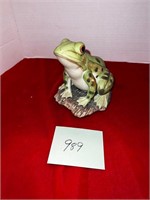 NICE FROG STATUE