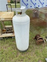 571) 100lb propane tank