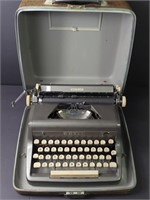 Royal Quiet De Luxe Manual Typewriter 1940s