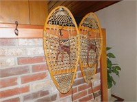Pair Bear Paw snow shoes ENTRY