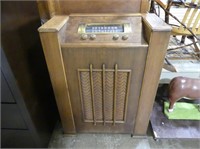 GENERAL ELECTRIC WOOD CASE TUBE RADIO