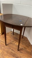 Oval mahogany drop leaf table, 23x32 in top, has