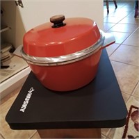 KF large Kitchen pot with lid.
