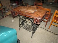 SINGER TREDLE SEWING MACHINE TABLE