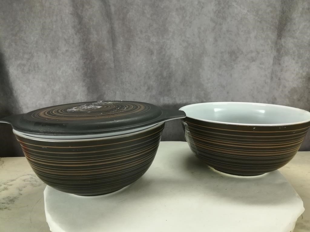 (2) Pyrex Brown Circle Bowls w (1) Lid