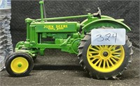 1/16 SCALE JOHN DEERE DIE CAST TRACTOR