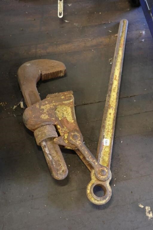 LARGE PIPE WRENCH