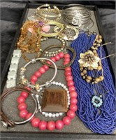 BEADS & BRACELETS / JEWELRY LOT