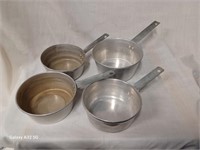 4 Small Aluminum Pans, largest 1 1/2 Quarts