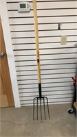 New Valley 5 Tine Fork W/Wood  Handle