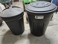 Plastic trash cans w/ lids