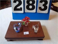 SM WOODEN STAND W/ 3 CRYSTAL FIGURES