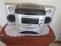 5cd Changer Stereo w/ speakers and remote