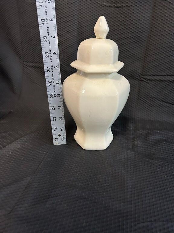 Ceramic Decorative Urn / Vase w Lid