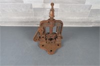 ANTIQUE PIPE VISE