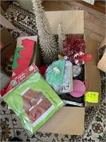 BOX OF CHRISTMAS DECORATIONS INCLUDING ORNAMENTS,