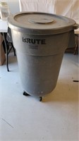 Rubbermaid Commercial Trash can w/Lid