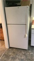 GE Refrigerator Freezer with Ice Maker 31 3/8? W