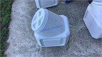 Pet food container