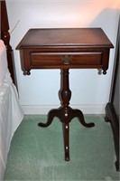 Mahogany single drawer pedestal night stand