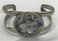 Cuff bracelet with mother of pearl