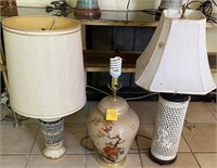 M - LOT OF 3 TABLE LAMPS (2 SHADES (L163)