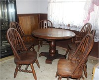 HEAVY SOLID OAK TABLE W/ 6 CHAIRS & 2 EXTEN. BOARD