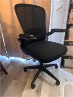 Very nice and clean office chair