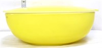 Vintage Pyrex yellow #525 dish w/ lid