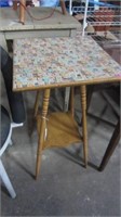 SPINDLE LEG TABLE