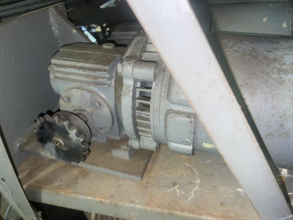 Electric motor with pump and metal bracket