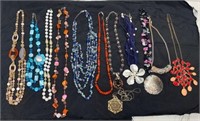 LARGE LOT OF COSTUME JEWELERY NECKLACES