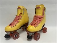 Moxi ladies roller skates size 7. Nice set.